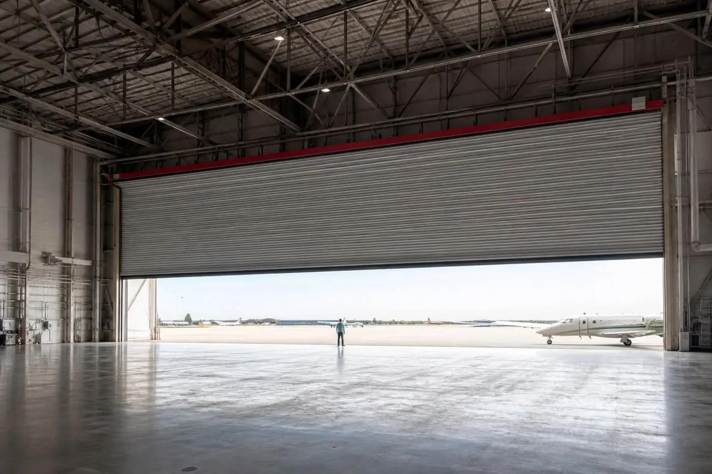 Geniş hangar açıklığında yangın kepengi