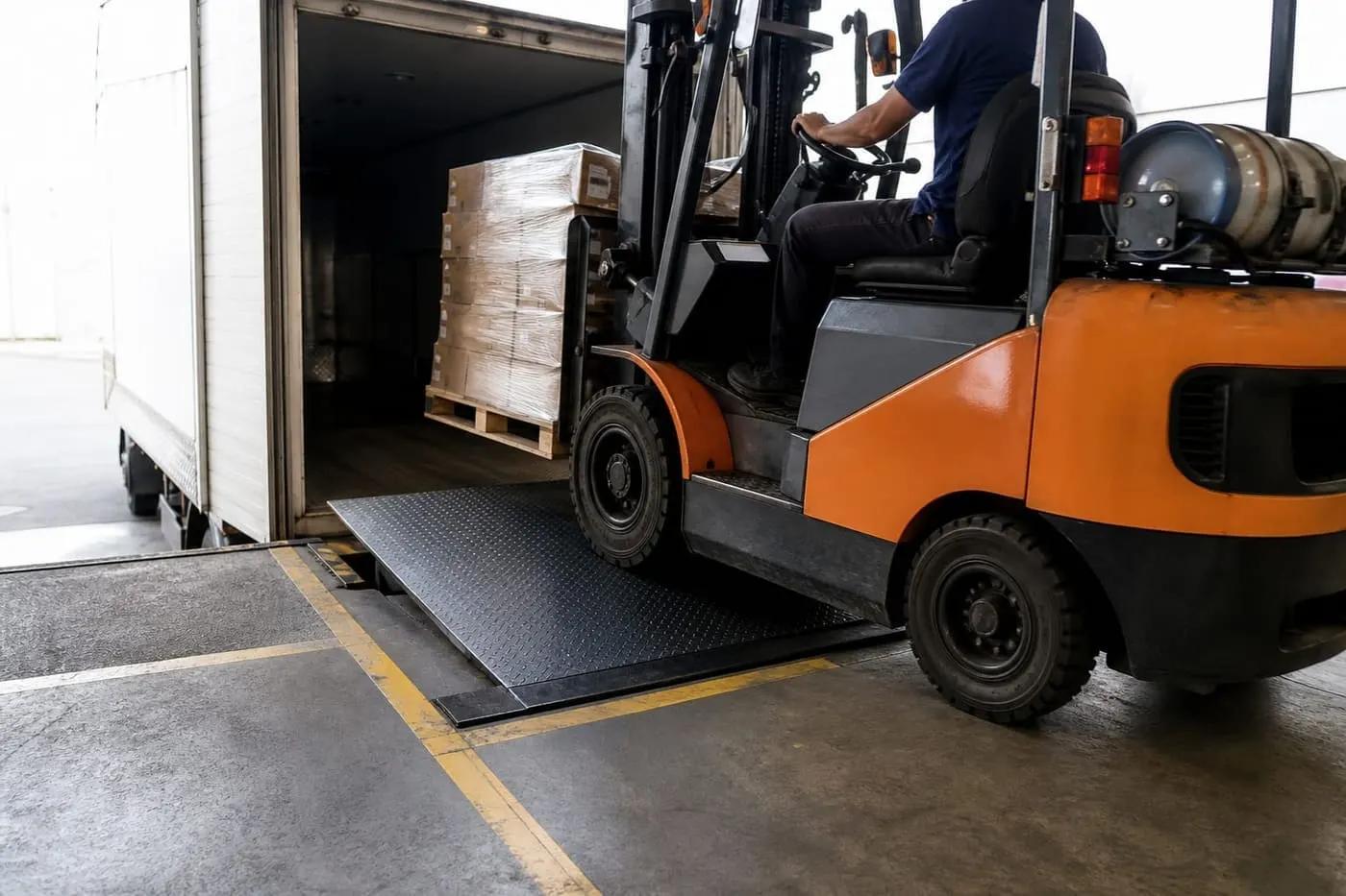 Forklift ile rampa üzerinden yükleme